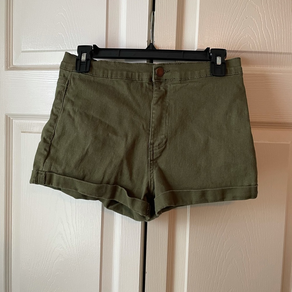 Forever 21 olive green shorts size 28